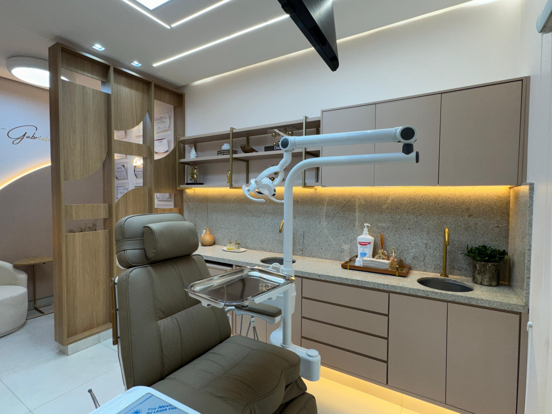 Consultório planejado com marcenaria e iluminação linear