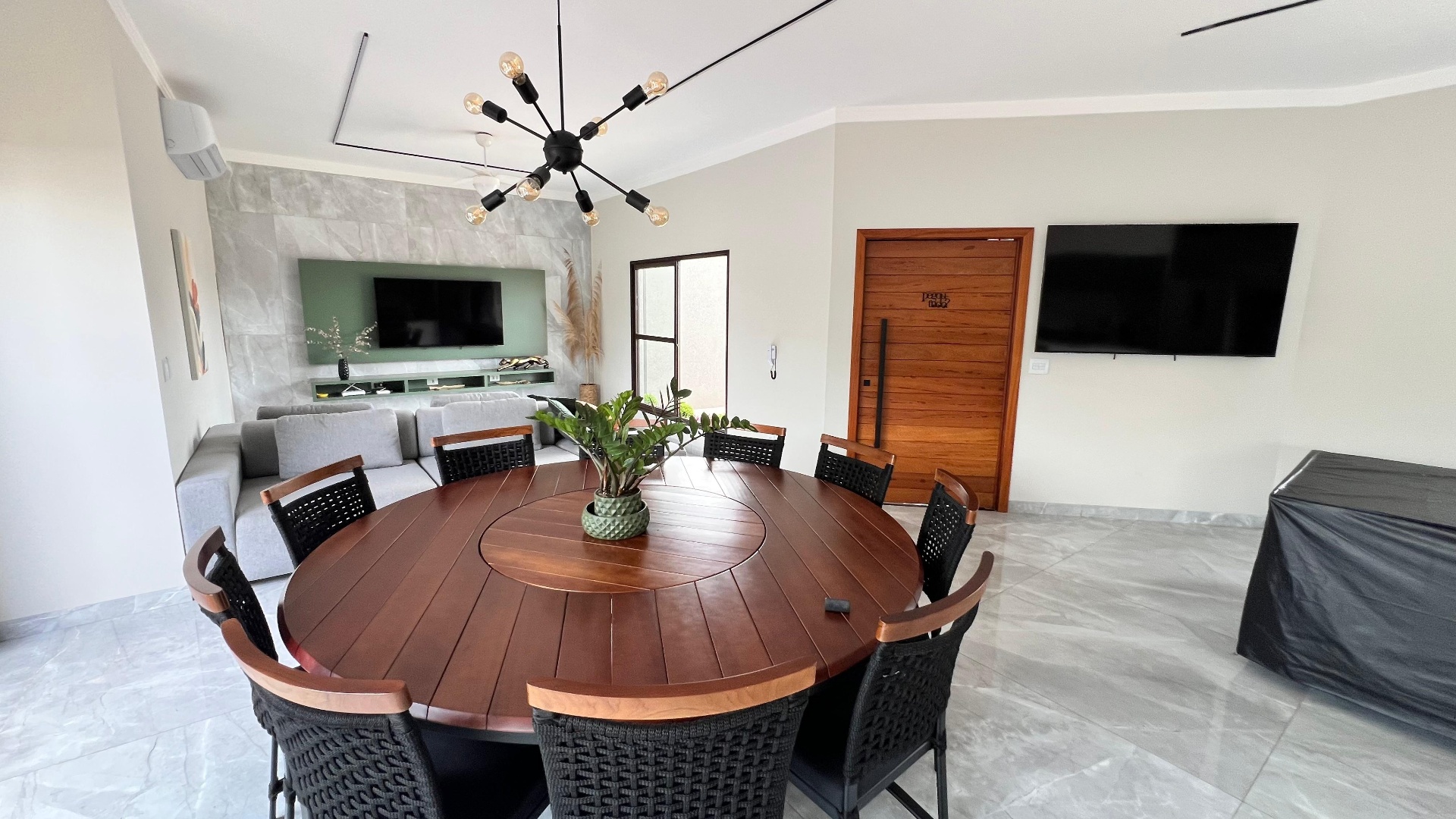 Equipe técnica em reunião de obra