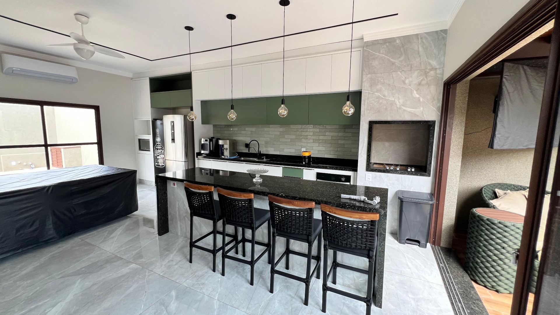 Cozinha integrada de obra residencial