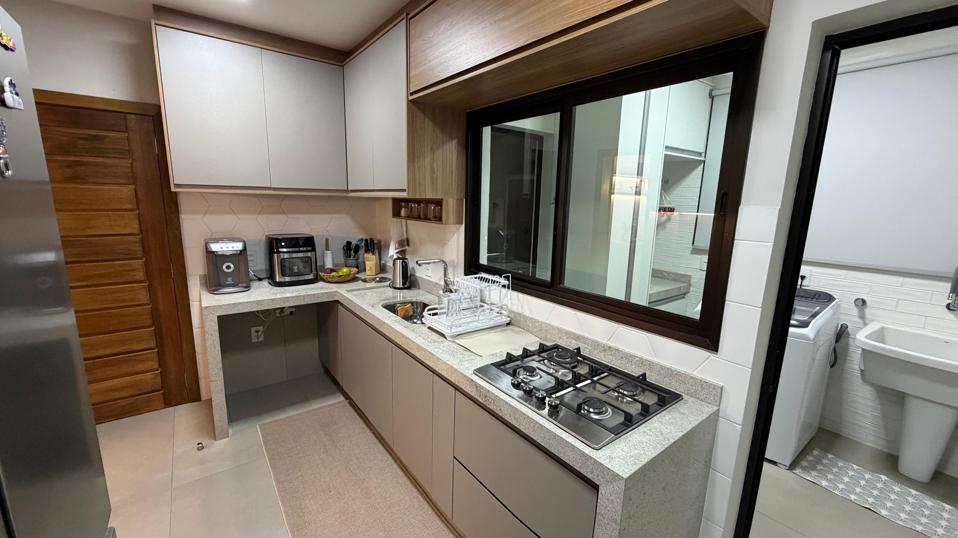 Cozinha compacta planejada com janela interna
