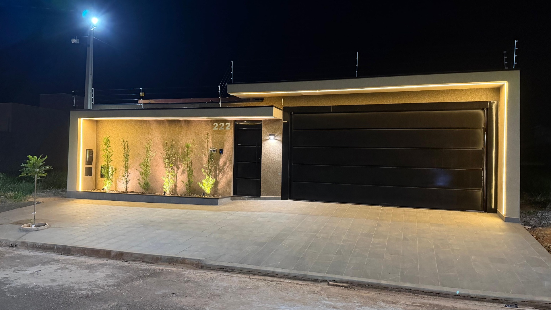 Fachada contemporânea iluminada no período noturno