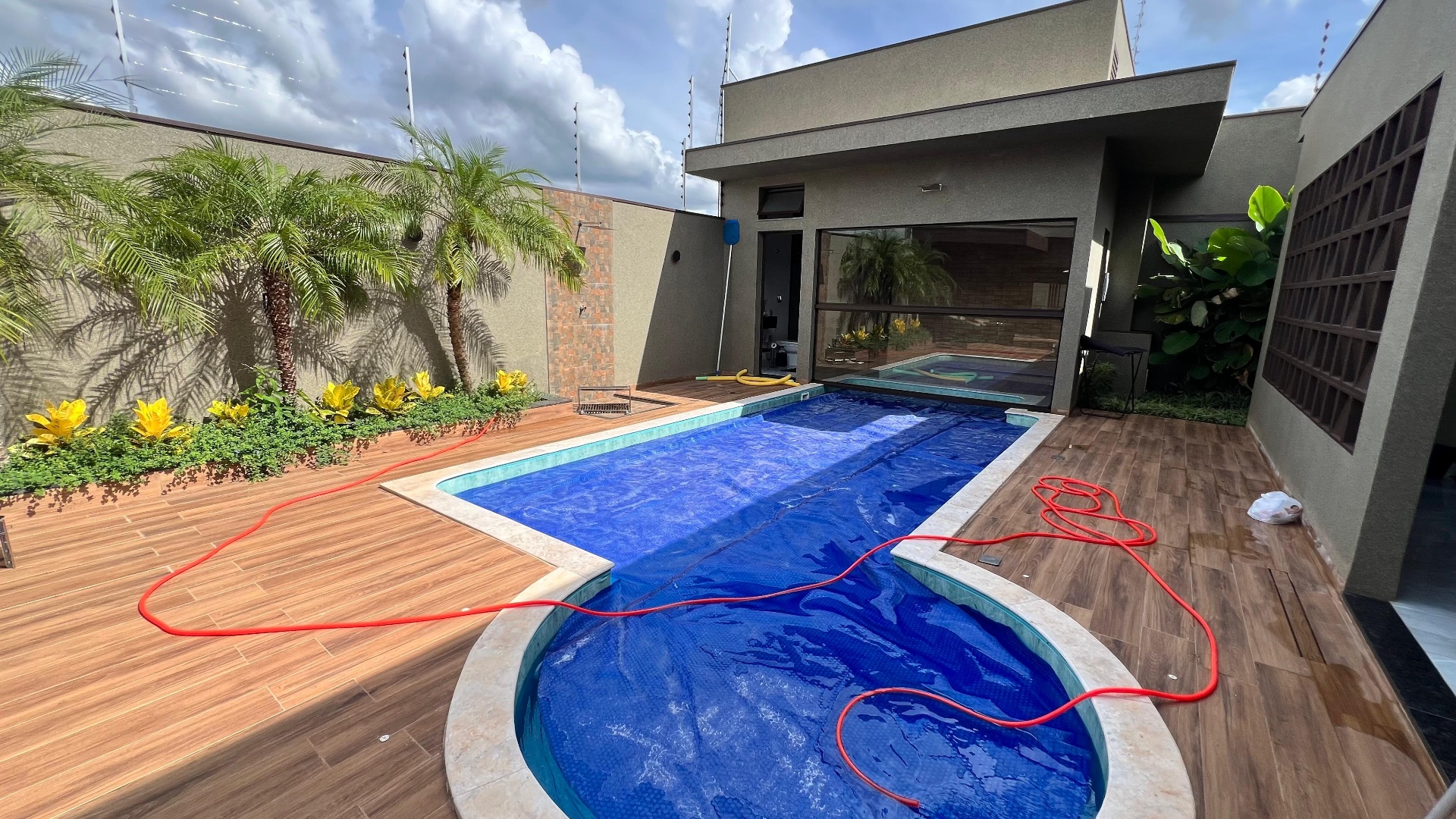 Área de lazer com piscina executada pela Cerveira